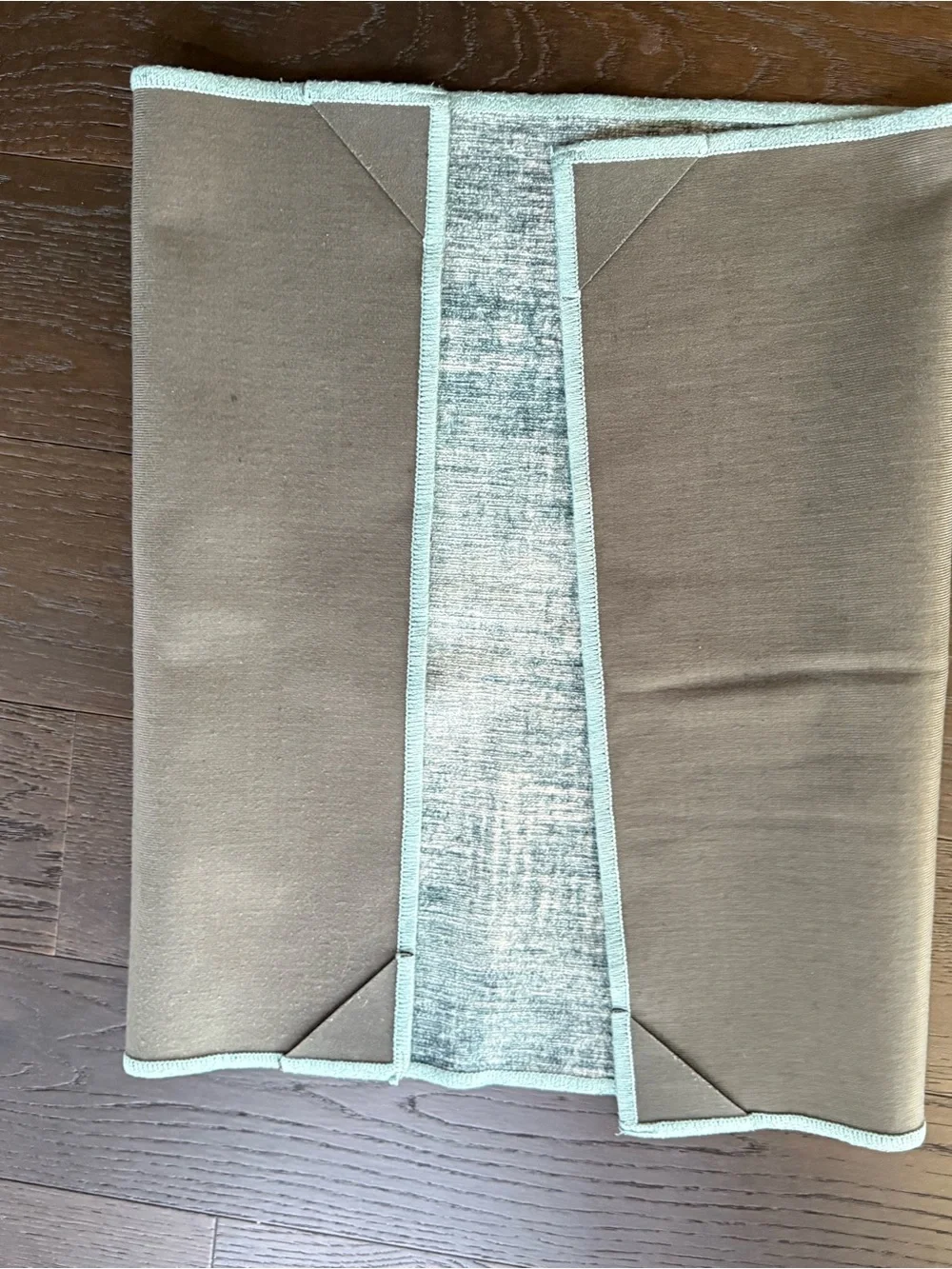 Ruggable absorbent aqua